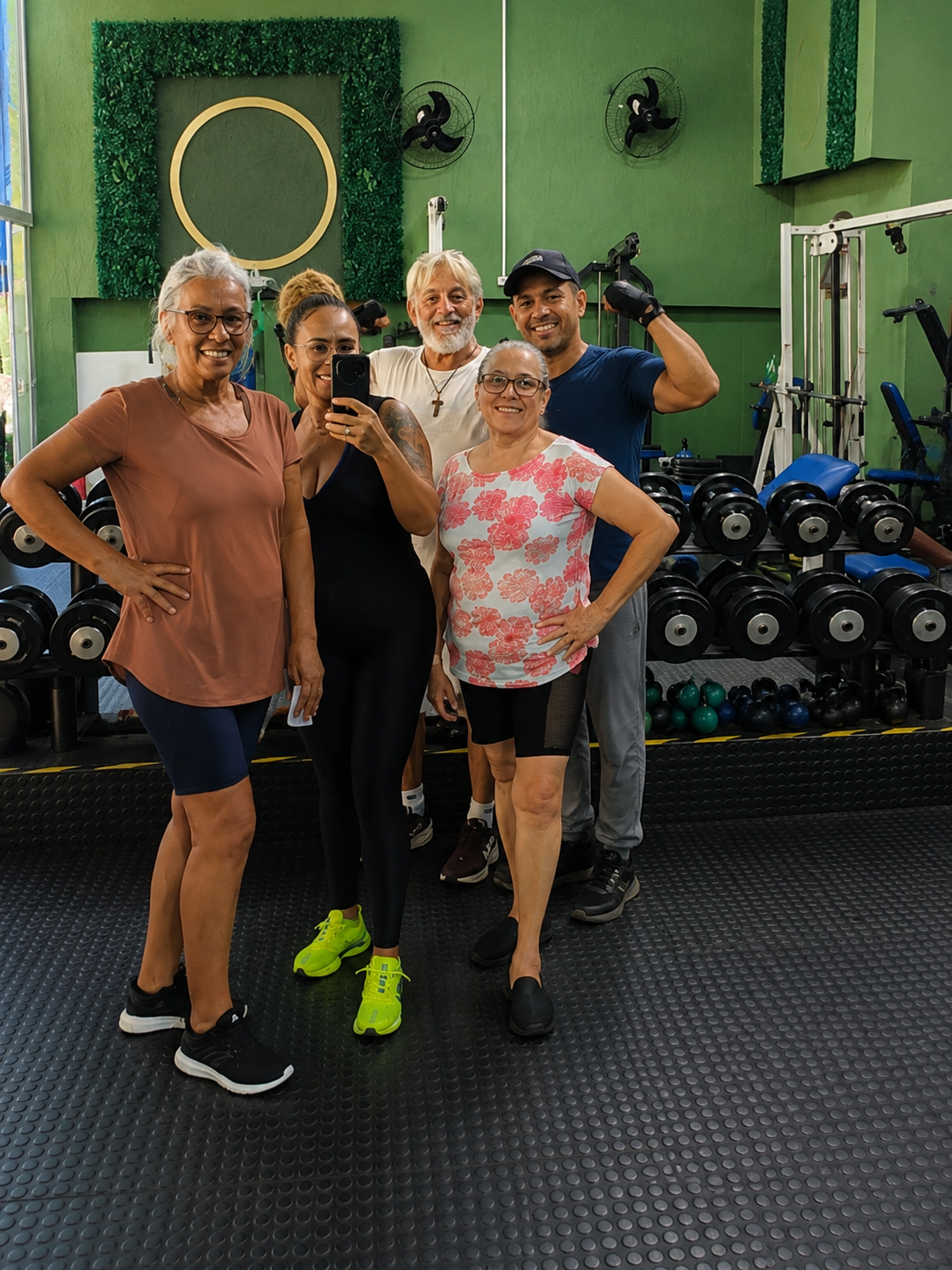 Alunas do Raquiel Studio Fitness posando após o treino